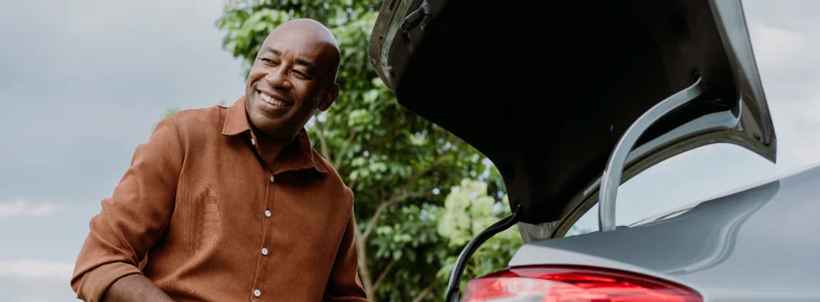 homem usando carro para trabalho