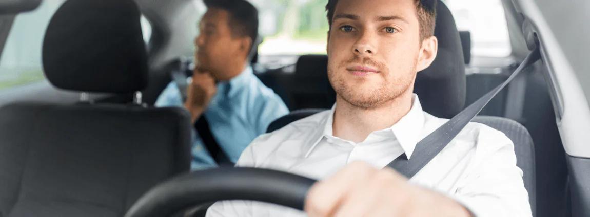 Um homem trabalhando como motorista