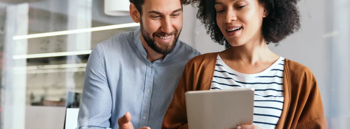 homem e mulher conversando no trabalho sobre como gestão de frotas pode aumentar os lucros da empresa