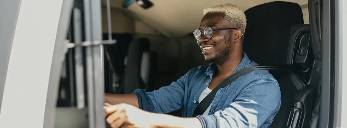 homem dirigindo caminhão