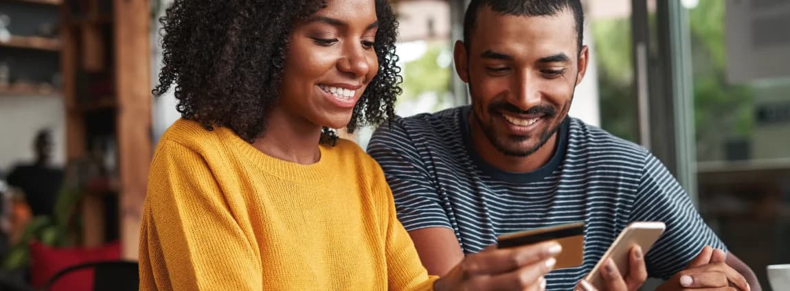 homem e mulher com tablet na mão pagando ipva 2024