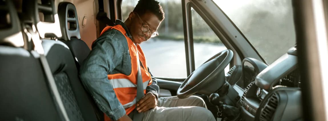 motorista profissional em veículo da empresa com cinto de segurança