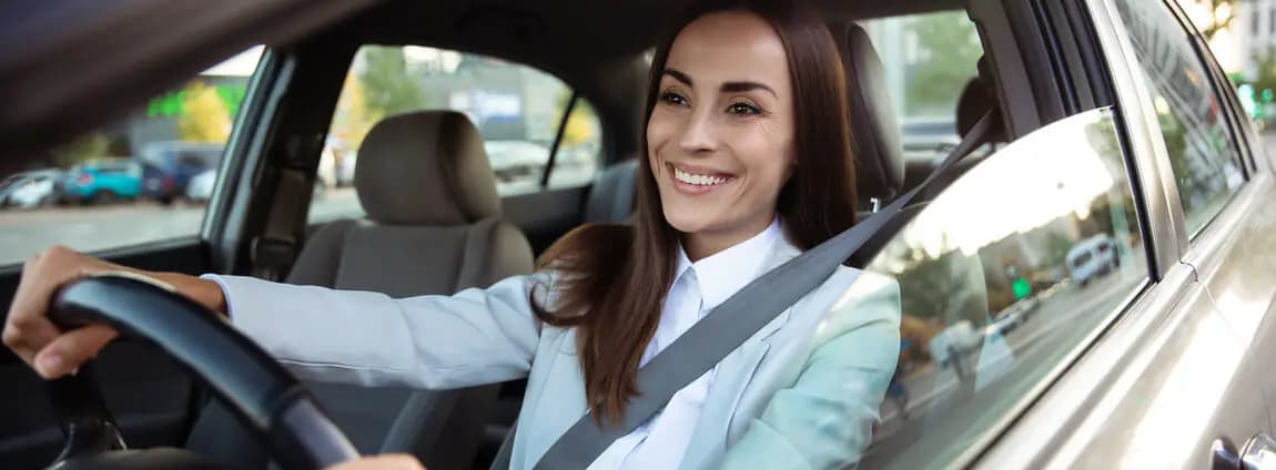 Mulher sorridente dirigindo carro