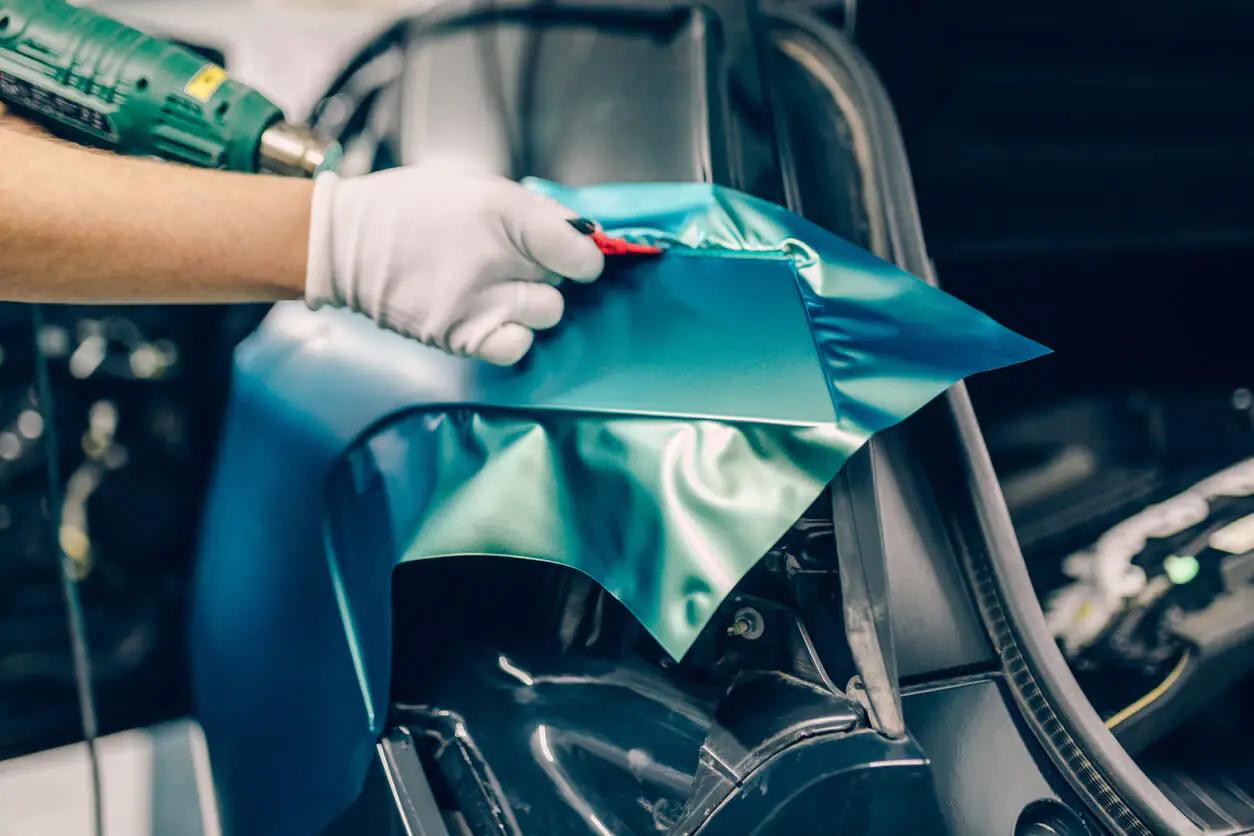 Profissional fazendo plotagem de carro