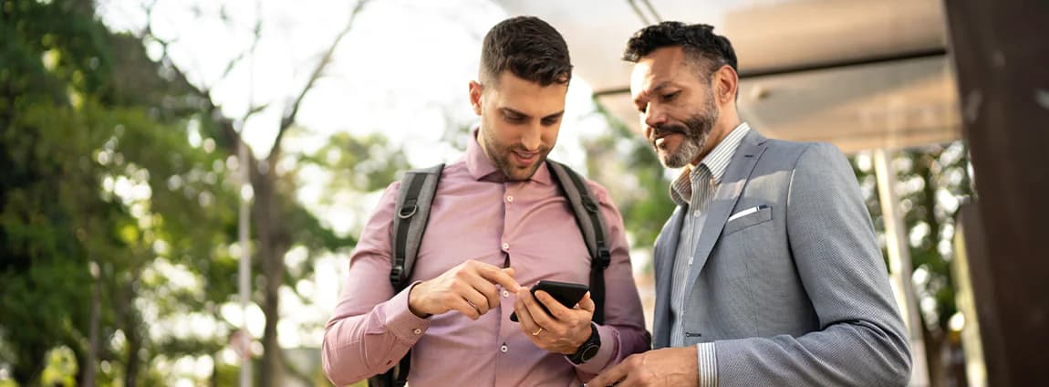 homens utilizando a tecnologia 5G no celular