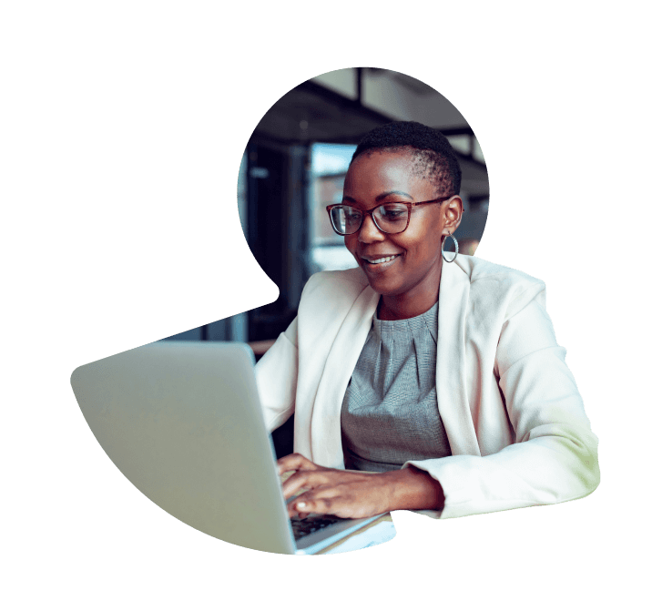 Imagem de uma mulher sorrindo e mexendo no notebook