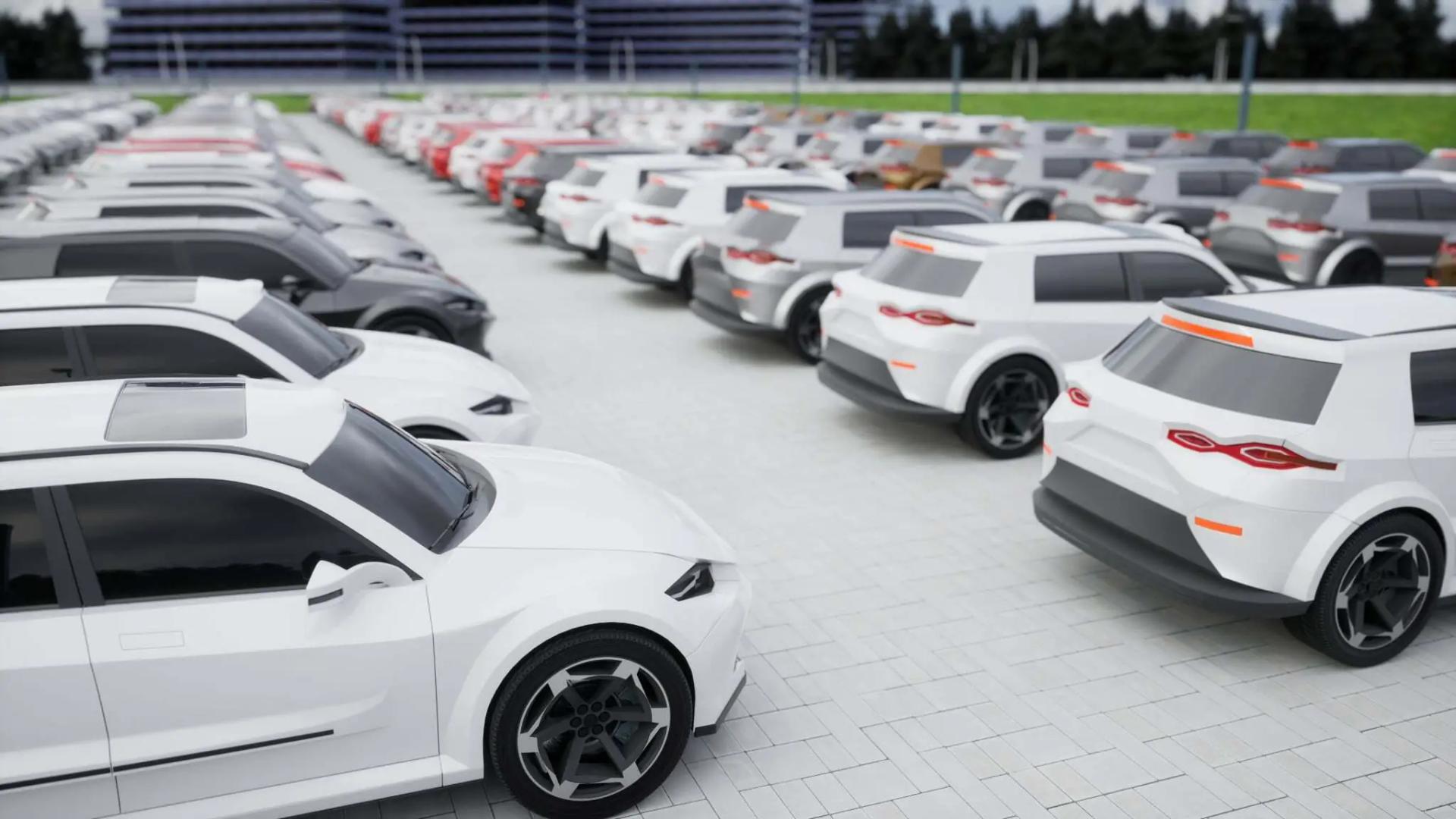 A imagem mostra um grande estacionamento ao ar livre. Nele, há muitos carros estacionados em fileiras bem organizadas. A maioria dos veículos é de cor branca ou cinza, e são do tipo SUV, que são carros maiores. Também é possível ver alguns carros pretos e vermelhos mais ao fundo. O chão é feito de blocos de concreto, e atrás dos carros há árvores e prédios altos, indicando que o local está em uma área urbana com bastante estrutura. A imagem mostra um grande estacionamento ao ar livre. Nele, há muitos carros estacionados em fileiras bem organizadas. A maioria dos veículos é de cor branca ou cinza, e são do tipo SUV, que são carros maiores. Também é possível ver alguns carros pretos e vermelhos mais ao fundo. O chão é feito de blocos de concreto, e atrás dos carros há árvores e prédios altos, indicando que o local está em uma área urbana com bastante estrutura.