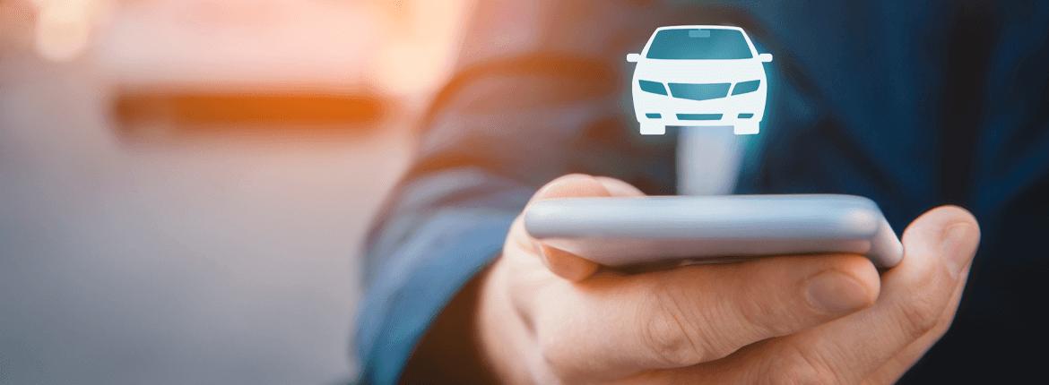 Pessoa usando um aplicativo de celular para a gestão do carro Pessoa usando um aplicativo de celular para a gestão do carro