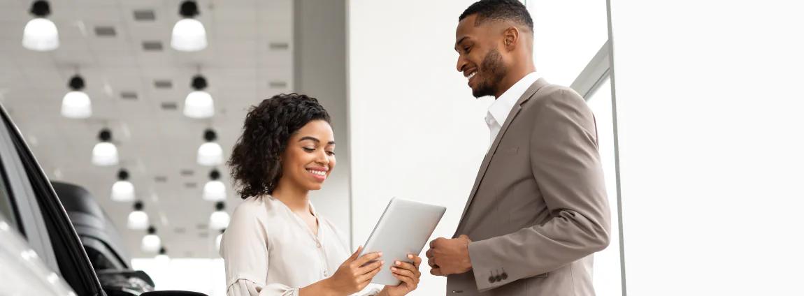 mulher e homem planejando aluguel de carros para empresa mulher e homem planejando aluguel de carros para empresa