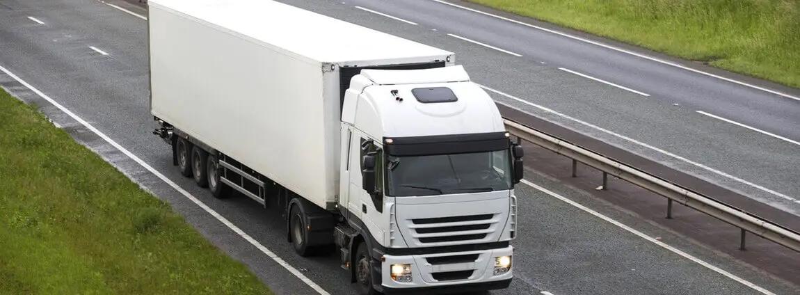 Caminhão fazendo transporte de carga Caminhão fazendo transporte de carga