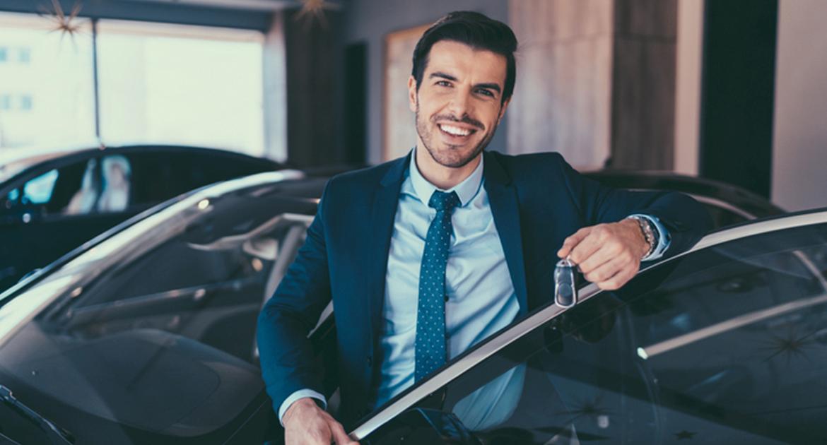 Homem saindo de um carro representado o aluguel de frotas Homem saindo de um carro representado o aluguel de frotas