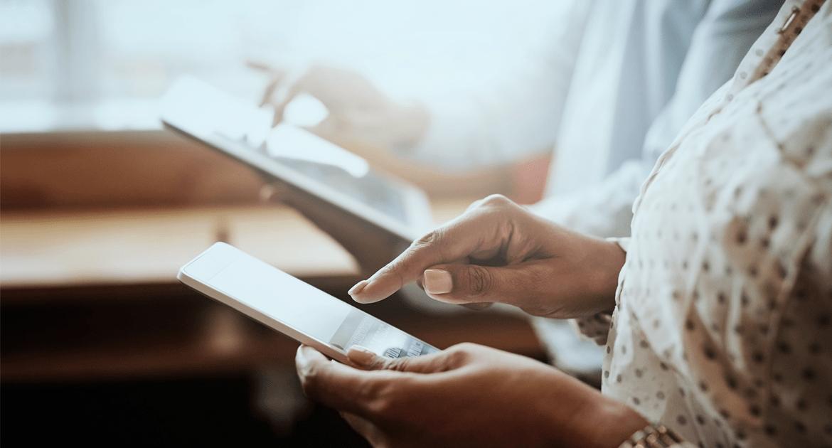 pessoas mexendo no celular pessoas mexendo no celular