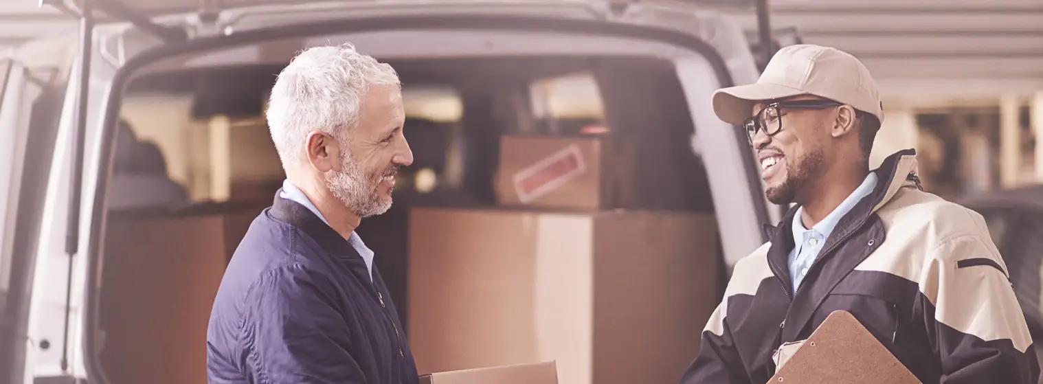 duas pessoas conversando em frente a um carro de entrega da frota terceirizada duas pessoas conversando em frente a um carro de entrega da frota terceirizada