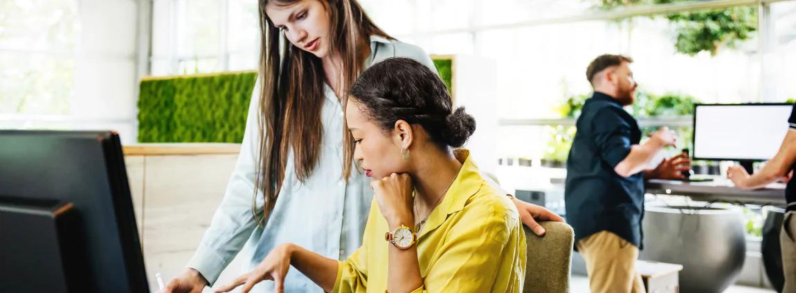 duas mulheres em local de trabalho sustentável duas mulheres em local de trabalho sustentável