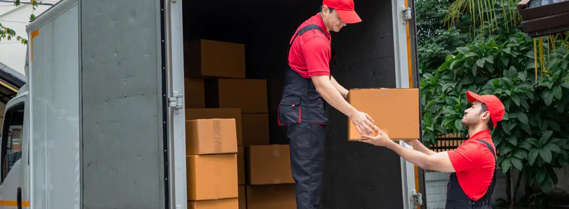 dois homens descarregando o baú do caminhão dois homens descarregando o baú do caminhão