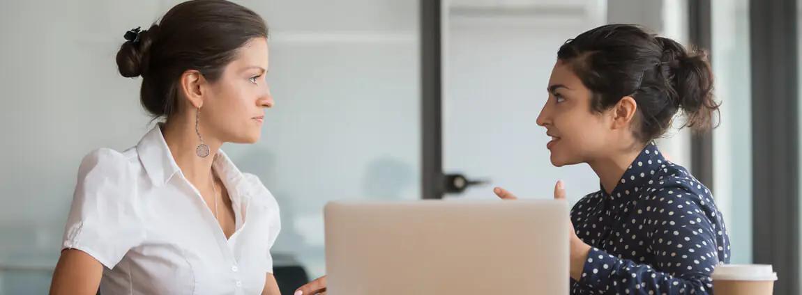 duas mulheres conversando frente a frente duas mulheres conversando frente a frente