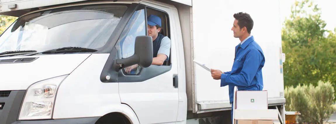 Funcionário dentro do caminhão VUC falando com o gestor Funcionário dentro do caminhão VUC falando com o gestor