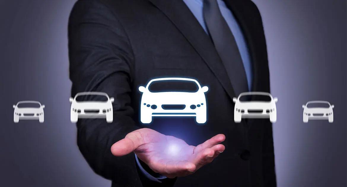 Homem mexendo com desenhos de carro Homem mexendo com desenhos de carro