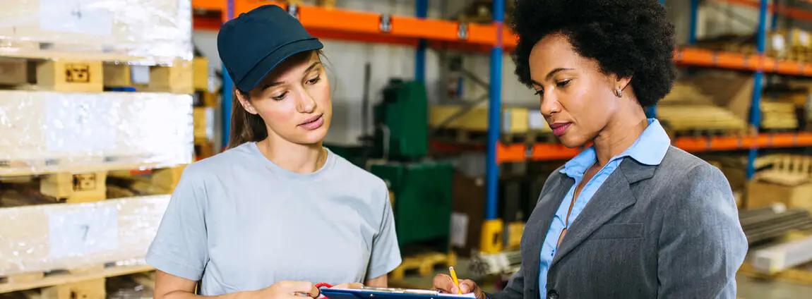 coordenadora conversando com a funcionária coordenadora conversando com a funcionária