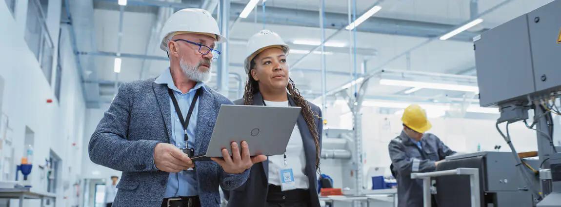 Gestores andando pela empresa Gestores andando pela empresa