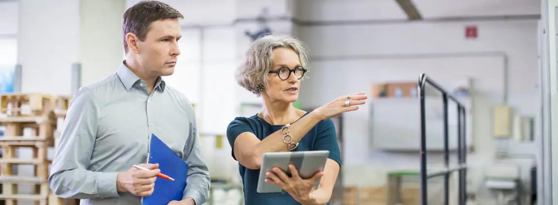 homem e mulher conversando na empresa homem e mulher conversando na empresa
