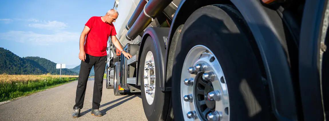 homem olhando para o caminhão homem olhando para o caminhão