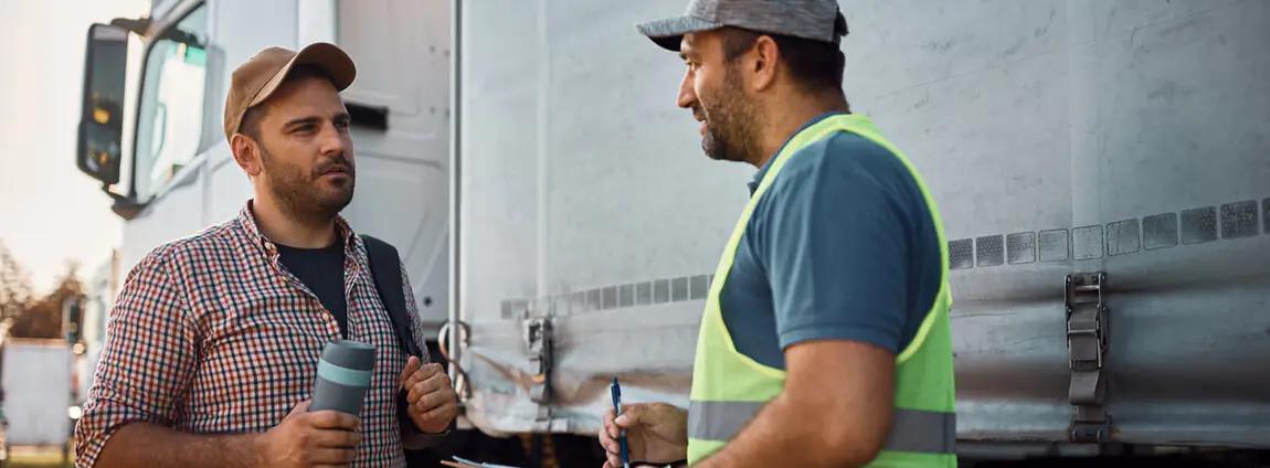 homens conversando ao lado do rodotrem homens conversando ao lado do rodotrem