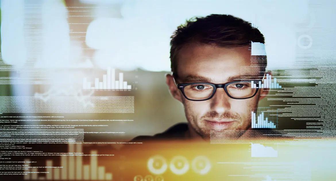 Homem trabalhando com sistemas Homem trabalhando com sistemas