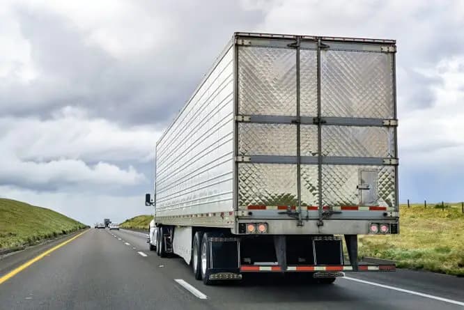 Caminhão com traseira alta: o que diz a lei?