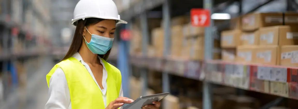 logistica urbana na pandemia - mulher com máscara dentro do estoque logistica urbana na pandemia - mulher com máscara dentro do estoque