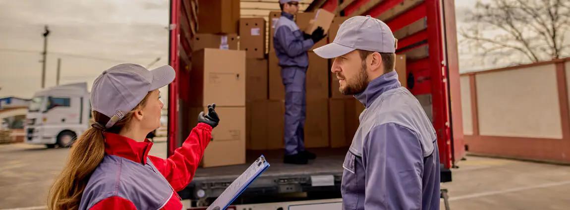 Mulher conversando com homem sobre carga do caminhão Mulher conversando com homem sobre carga do caminhão
