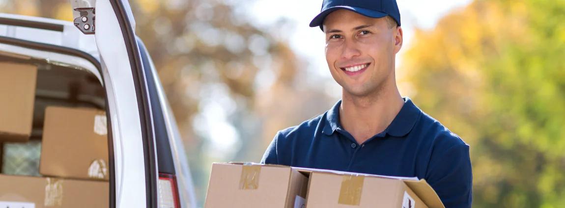 homem carregando caixas para transporte homem carregando caixas para transporte