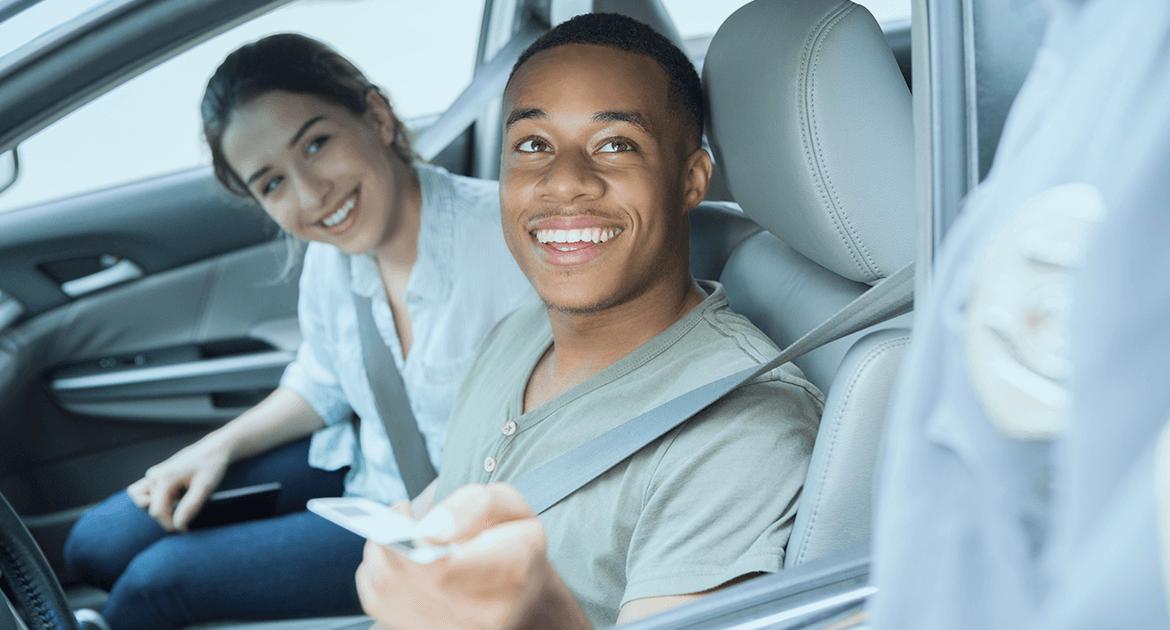 Homem entregando a CNH para o guarda Homem entregando a CNH para o guarda