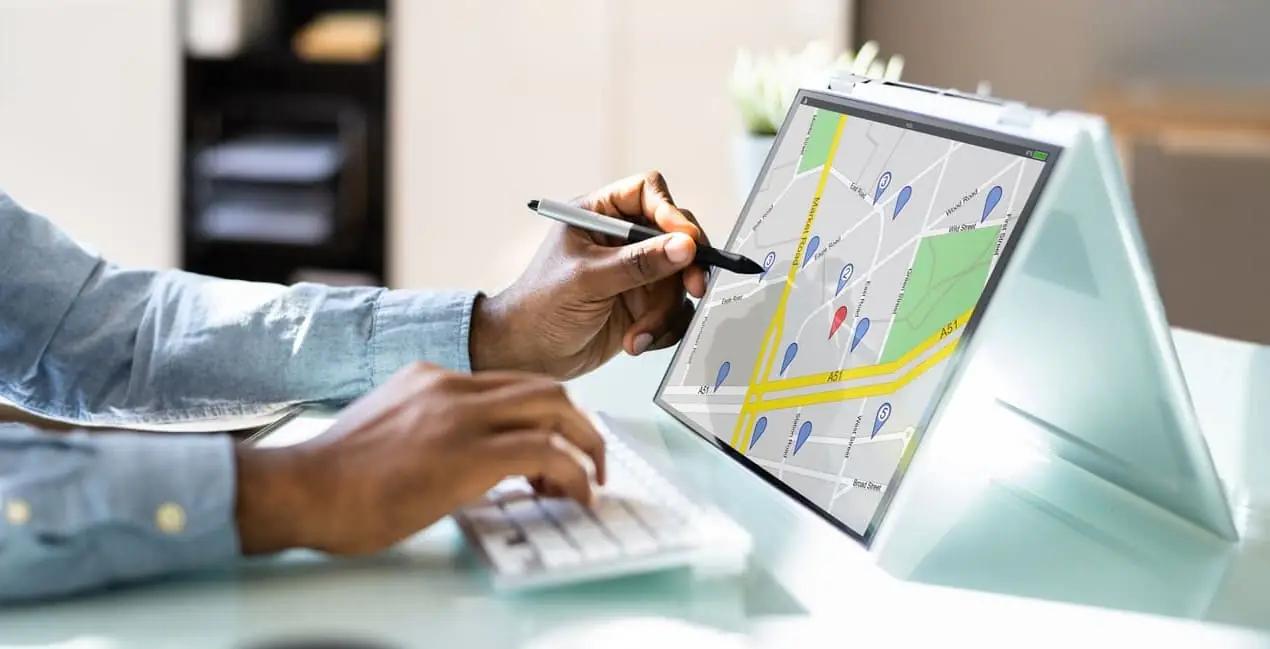 Homem roteirizando trajetos no tablet. Homem roteirizando trajetos no tablet.