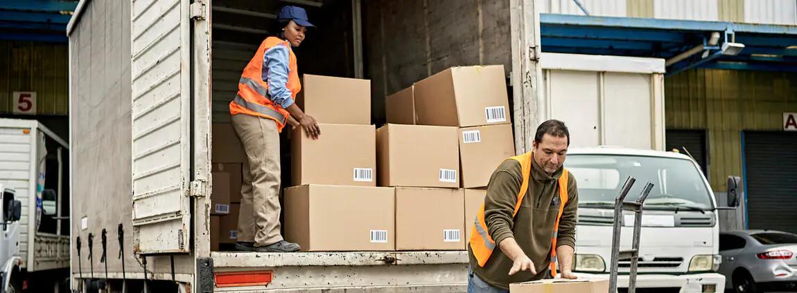 trabalhadores carregando o caminhão de frete trabalhadores carregando o caminhão de frete