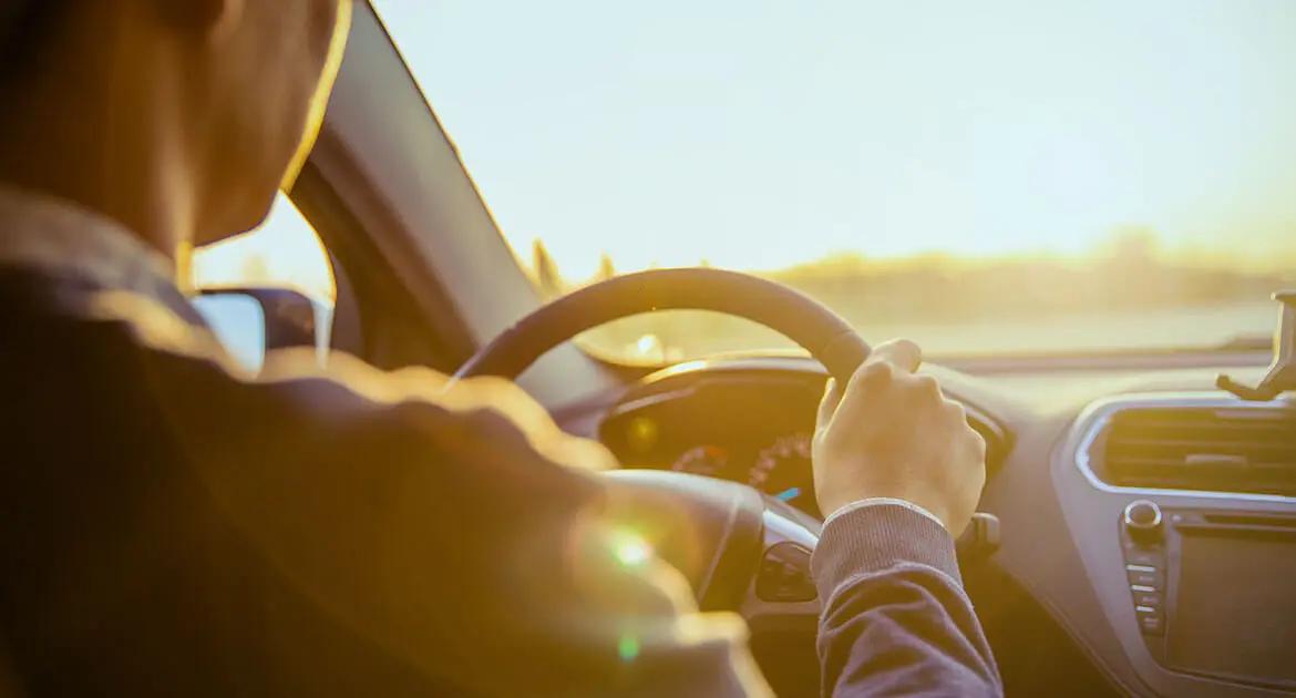 motorista dirigindo carro no por do sol motorista dirigindo carro no por do sol