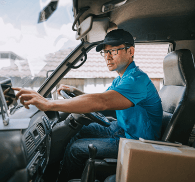 Imagem de um homem sentado em um veículo e apontando o dedo para a central multimídia Imagem de um homem sentado em um veículo e apontando o dedo para a central multimídia