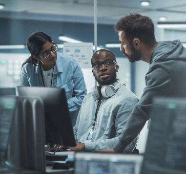 Imagem de dois homens e uma mulher se olhando antes de tomar uma decisão Imagem de dois homens e uma mulher se olhando antes de tomar uma decisão