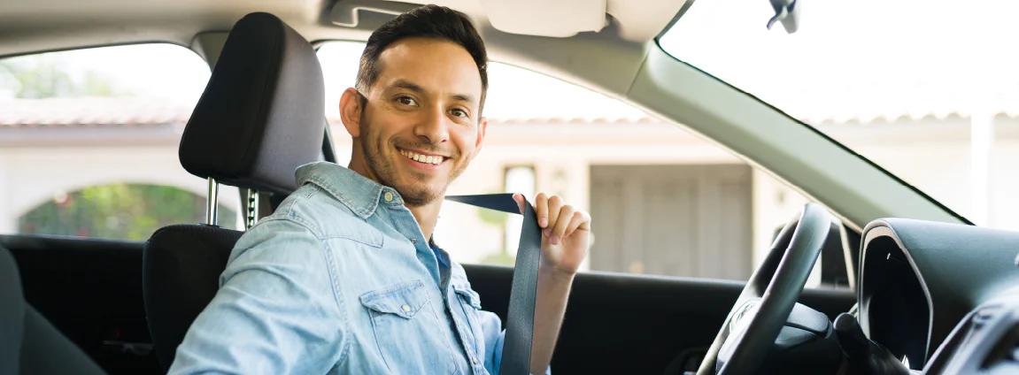 motorista colocando cinto de segurança motorista colocando cinto de segurança